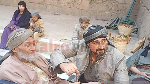 فيديو إنساني مؤثر لياسر جلال مع فنان مصري غائب منذ سنوات.. ما الحكاية؟