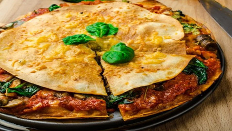 إليكم طريقة تحضير بيتزا الكاساديا الشهية بـ5 دقائق