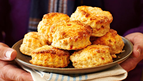 إليكم وصفة كعكات الجبن الحارة.. شهية بمفردها أو مع الحساء