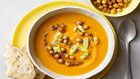 حساء البطاطا الحلوة المتبَل.. وصفة مميزة لشتاء دافئ