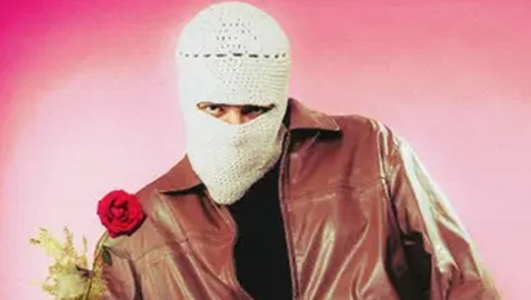 وأخيرا.. الكشف عن سر شخصية (تووليت) المطرب الملثم! 