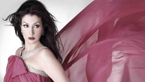 غادة عبدالرازق تشارك جمهورها بجلسة تصوير قديمة عمرها 16 عامًا! فستان وردي جرئ!