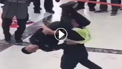 شرطي صيني يُلقي القبض على مجرم بضربة قاضية مدهشة.. فيديو