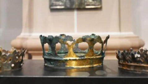 اكتشاف تاج ملكي مخبأ منذ 500 عام داخل قبر (صور)
