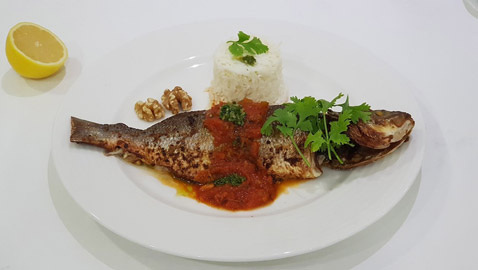 اليكم طريقة تحضير سمك بصلصة الطماطم