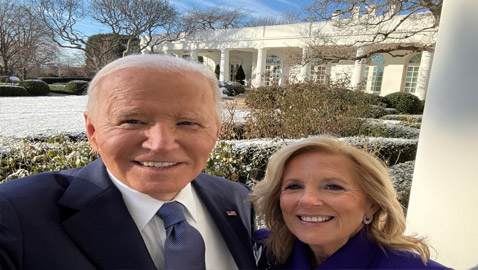 آخر صورة سيلفي للرئيس الأمريكي بايدن قبل مغادرة البيت الأبيض