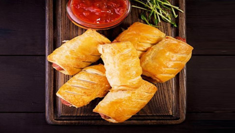 إليكم طريقة تحضير لفائف النقانق الشهية والسهلة