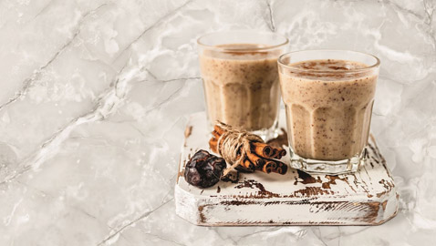 اليكم طريقة تحضير مخفوق التمر باللوز مع القرفة