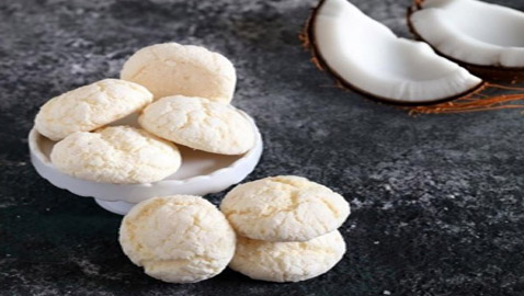 إليكم طريقة تحضير بسكويت السميد بجوز الهند اللذيذ