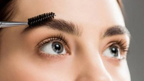 وصفات طبيعية لنمو شعر الحاجب.. أبرزهم زيت الزيتون