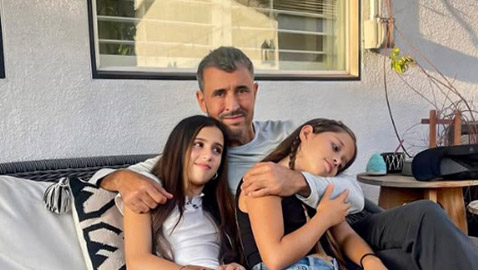 صور كاظم الساهر مع حفيدتيه في احدث ظهور بعد غياب 3 سنوات.. كبروا