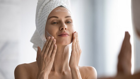 جفاف البشرة الدهنية شتاءً.. دليلكِ للقضاء عليه