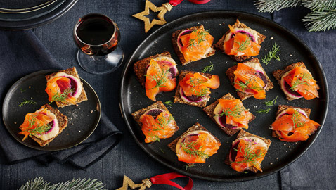 إليكم وصفة السلمون المدخن على خبز الجاودار.. مقبلات فاخرة وسريعة