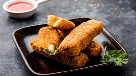 إليكم طريقة تحضير أصابع جبنة الحلوم المقرمشة الشهية