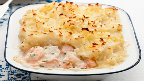 إليكم طريقة تحضير فطيرة السمك الكريمية.. ألذ وأسهل وصفة