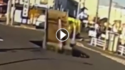 فيديو: بالوعة أرضية تبتلع شاحنة وسائقها في ثانيتين في اليابان