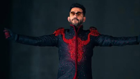 اتهام أحمد حلمي بالإساءة للمصريين بسبب نكتة في مسرحية! 