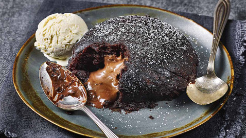 إليكم وصفة حلوى لافا الشوكولاتة بالميكروويف.. جنون النار والثلج