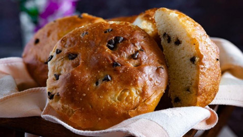 إليكم طريقة تحضير خبز بحبيبات الشوكولاتة.. مميز وطيب