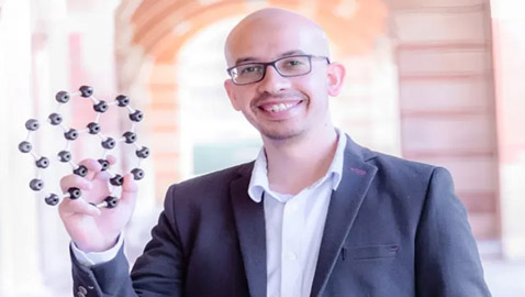 طبيب مصري خريج جامعة القاهرة ضمن أكثر 10 قادة تأثيرا لعام 2025