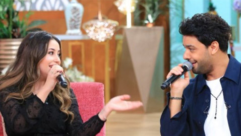 أحمد جمال يغني مع خطيبته فرح الموجي بإحساس عالي(أنا قلبي اليك ميال) و (دبلة الخطوبة)