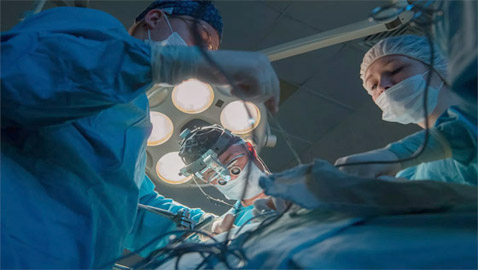 بعملية جراحية استثنائية.. أطباء روس ينقذون حياة مريض توقف قلبه 25 مرة