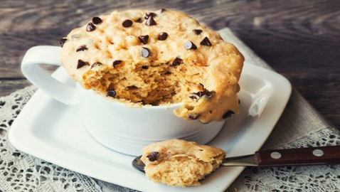 إليكم وصفة كعكة المايكرويف بالفانيلا ورقائق الشوكولاتة اللذيذة