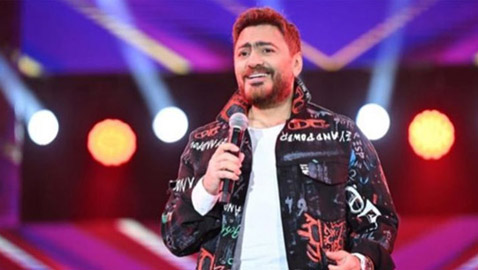 تامر حسني يتفاعل مع شاب من الجمهور كان مع حبيبته.. ماذا حدث بينهما؟