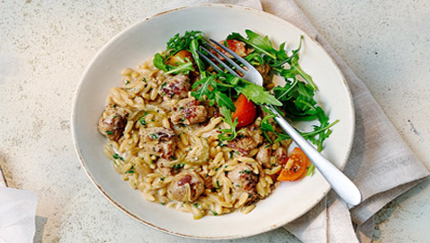 إليكم طريقة تحضير أورزوتو بالنقانق.. وجبة لجميع أفراد العائلة