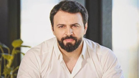 أجمل صور نجم مسلسلات رمضان تيم حسن مع زوجته وفاء الكيلاني وطليقته ديمة بياعة وولديه فهد وورد