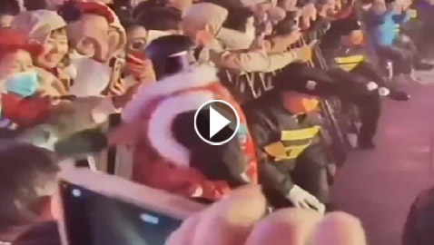 فيديو صادم: روبوت غريب الوجه يُهاجم المارة ويثير الجدل في الصين