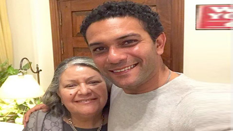 آسر ياسين عن أسرار طفولته مع والدته: أدركت أهمية رضاها بعد ان ضربوني وكسروا نظارتي!