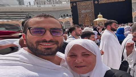 محمد الشرنوبي ووالدته أمام الكعبة.. وينتظر عرض إش إش ضمن مسلسلات رمضان 2025