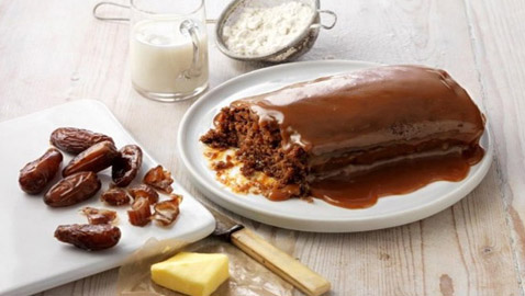 إليكم طريقة تحضير كعكة التمر بصوص التوفي الشهية