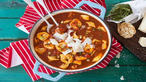 إليكم طريقة تحضير شوربة الفاصوليا والتورتيليني الإيطالية بالجبنة