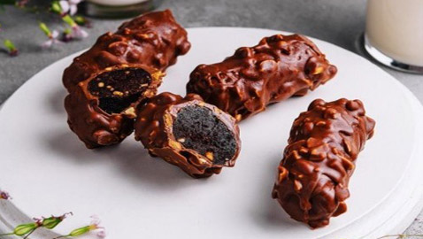 إليكم طريقة تحضير حبات التمر المغطاة بالشوكولاتة