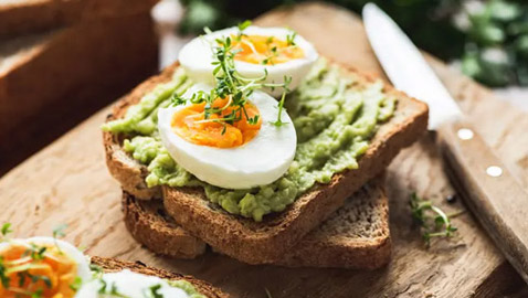 البيض أم الأفوكادو.. إليكم المصدر الأغنى بالبروتين