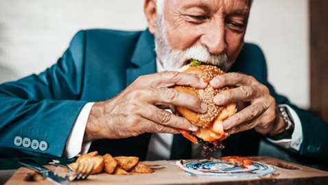 بغض النظر عن العمر الفعلي.. الوجبات السريعة تعجل شيخوخة الجسم
