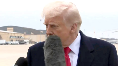 تعليق طريف من ترامب بعد أن تعرض لضربة بميكرفون على وجهه