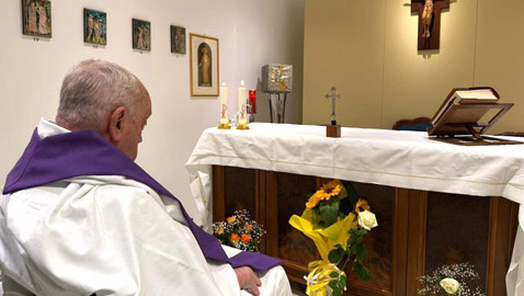 من المستشفى.. أول صورة للبابا فرنسيس بعد أزمته الصحية