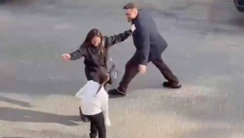 تامر حسني يستقبل ابنتيه تاليا واماليا بالأحضان والرقص في الشارع