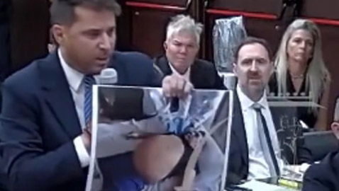 صورة لمارادونا بعد وفاته تهز المحكمة والقضاة..