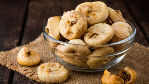 تناول التين المجفف بهذه الطريقة على الفطار ينظم سكر الدم ويعزز مناعتك