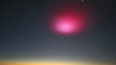 ظهور سحابة أرجوانية غامضة فوق جبل موسى في مصر