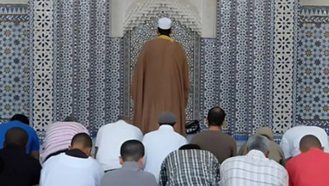 منع النساء من التراويح.. إمام يفجر جدلاً في المغرب