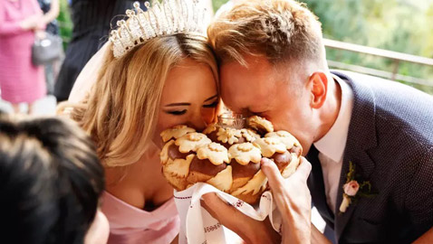 تعرفوا على تاريخ أبرز عادات وتقاليد مراسم الزفاف.. فكيف بدأت؟