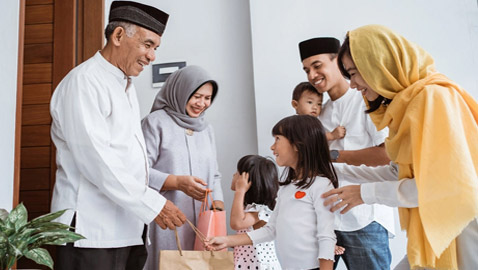 تعرفوا إلى طقوس وعادات طريفة وغريبة يستقبل بها المسلمون عيد الفطر