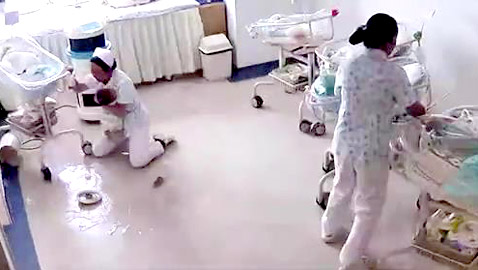 فيديو.. شجاعة نادرة لممرضتين تنقذان أطفالًا حديثي الولادة أثناء الزلزال