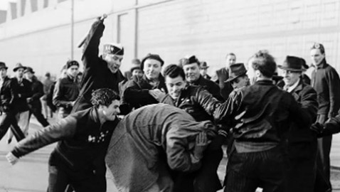 تعرف على قصة أشهر صورة.. جسدت صراع العمال