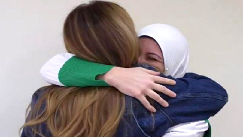 كيف فاجأت نجوى كرم السيدة التي ساعدتها حين تعثرت على المسرح؟